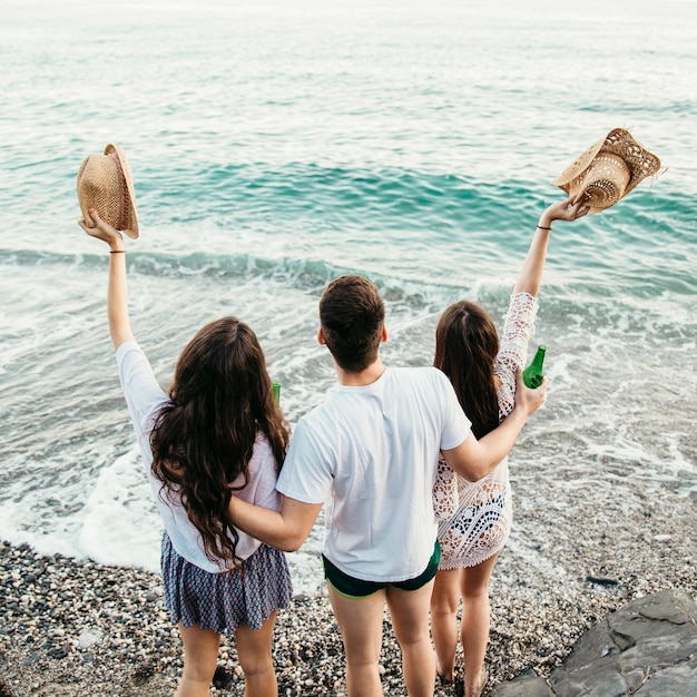 Backview des amis à la plage