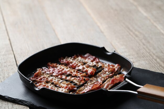 Bacon frit sur la poêle