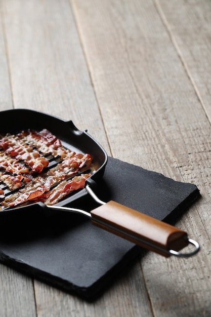 Photo gratuite bacon frit sur la poêle