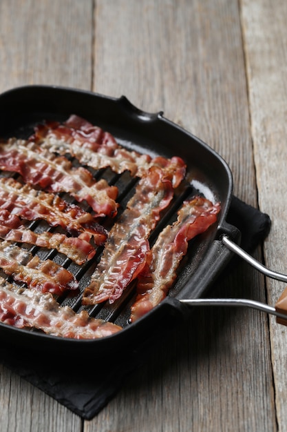 Photo gratuite bacon frit sur la poêle