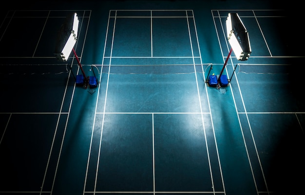 Badminton en salle avec des lumières blanches brillantes