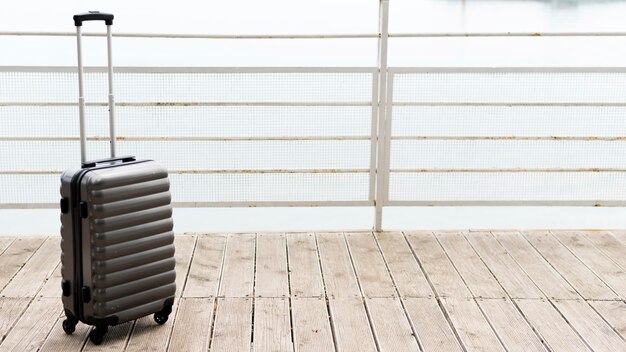 Bagages noirs sur plancher en bois