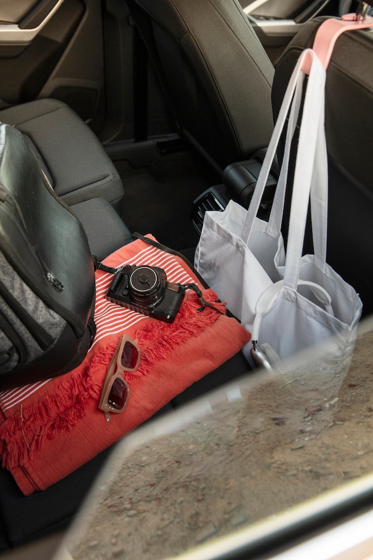 Photo gratuit bagages vus depuis la vitre arrière de la voiture