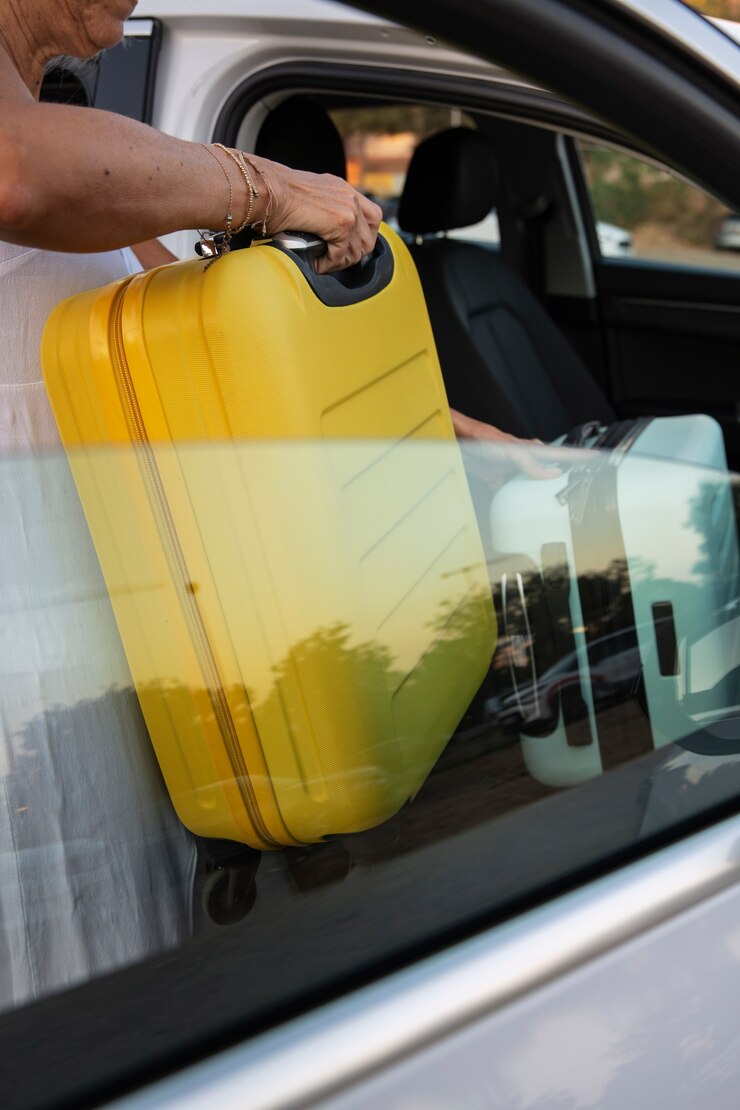 Photo gratuit bagages vus depuis la vitre arrière de la voiture