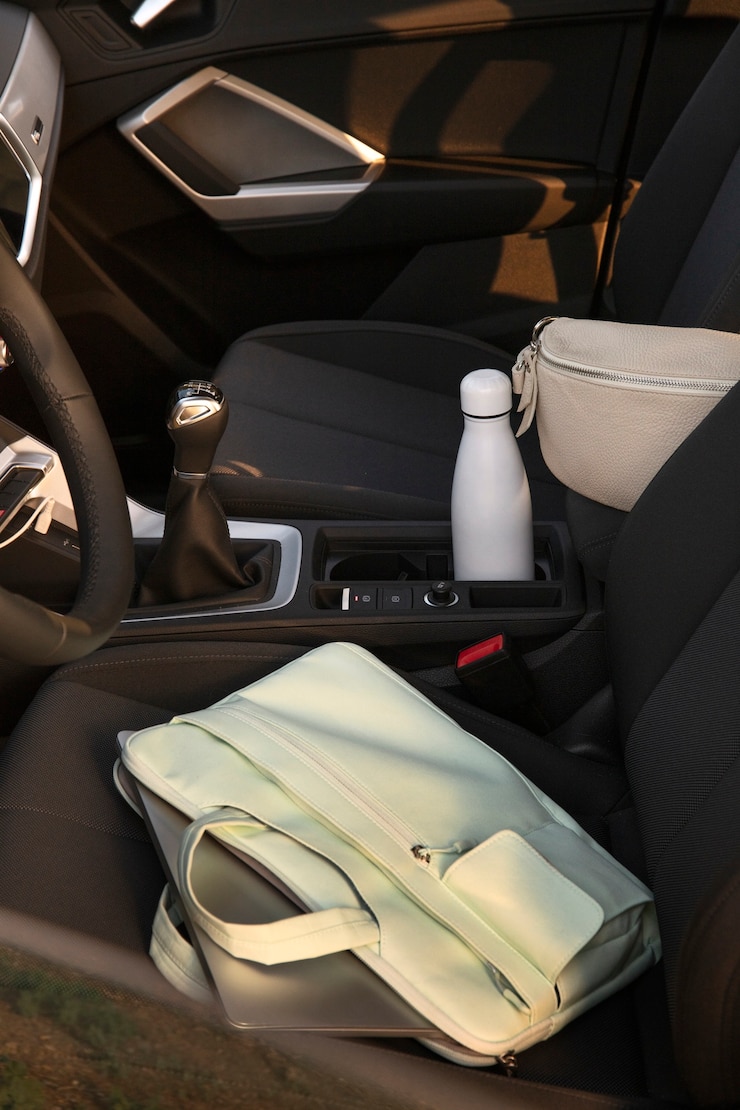Photo gratuit bagages vus depuis la vitre arrière de la voiture