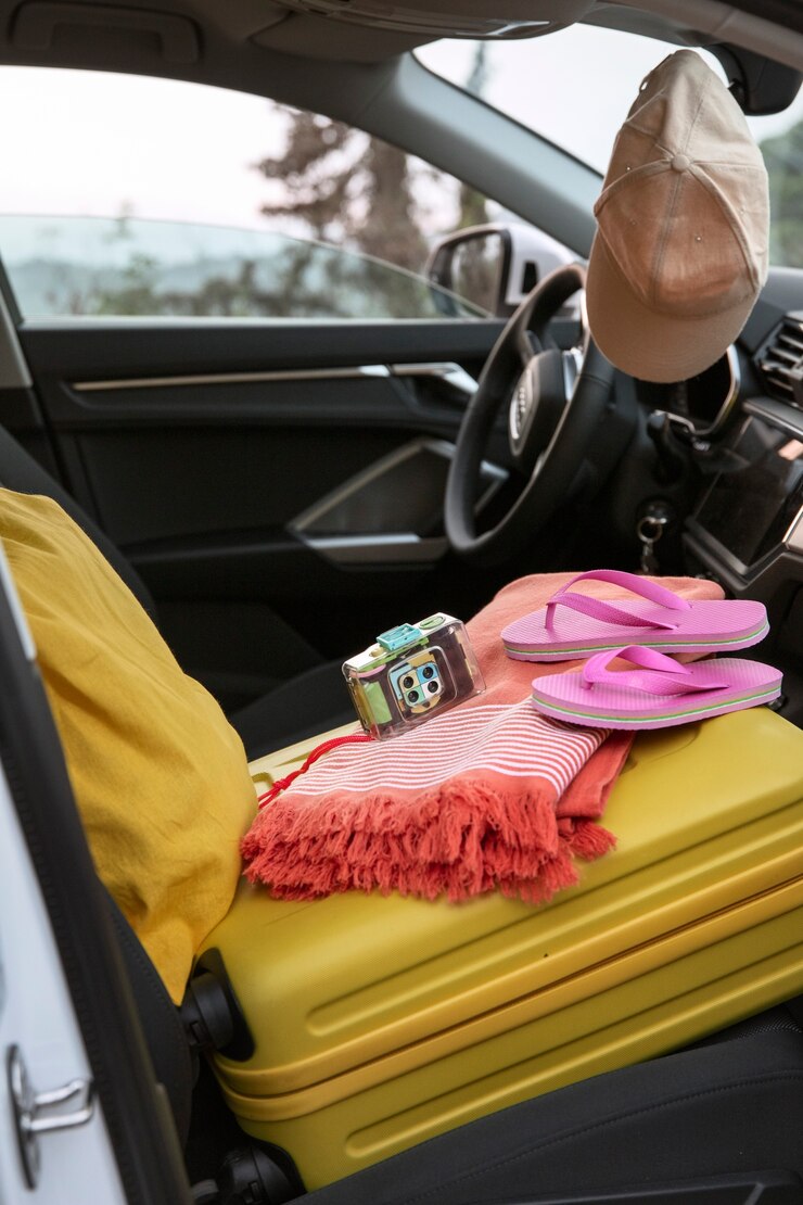 Photo gratuit les bagages vus par la fenêtre arrière de la voiture