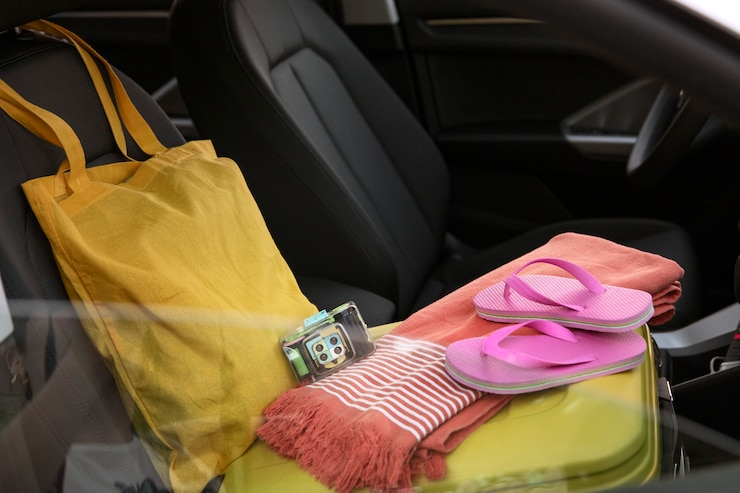 Photo gratuit les bagages vus par la fenêtre arrière de la voiture