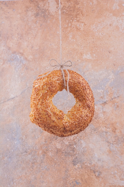 Photo gratuite un bagel au sésame sur une surface en marbre