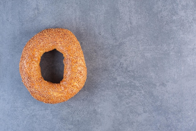 Photo gratuite bagel enrobé de sésame sur fond de marbre. photo de haute qualité