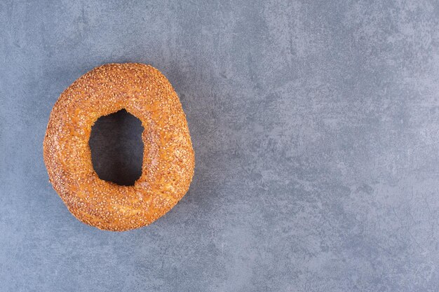 Bagel enrobé de sésame sur fond de marbre. photo de haute qualité