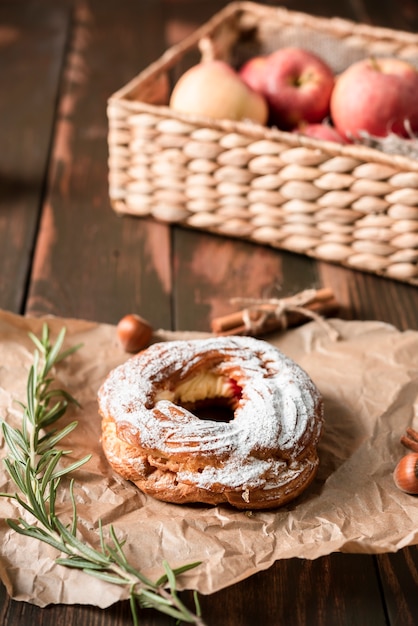 Photo gratuite bagel avec panier de pommes