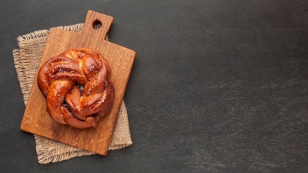 Bagel sur planche à découper en bois