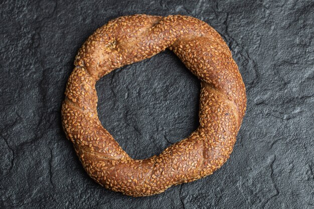 Bagel tressé rond croquant turc aux graines de sésame.