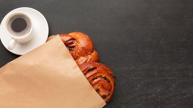 Photo gratuite bagels dans l'espace de copie de sac en papier