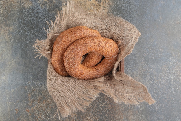 Bagels nichés dans un morceau de tissu