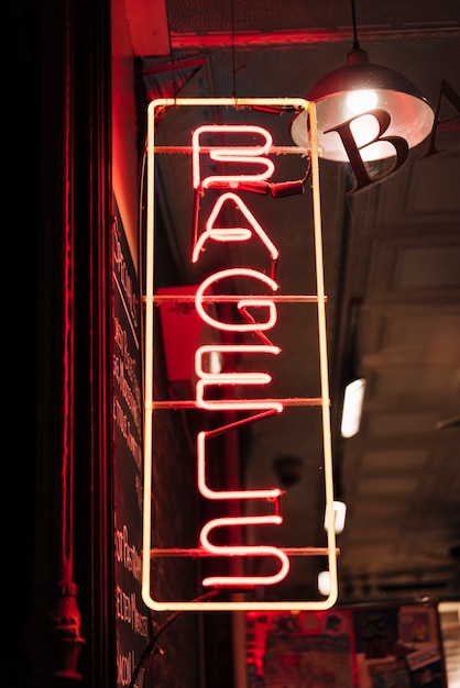 Photo gratuite bagels signe dans des néons pour de délicieux snacks