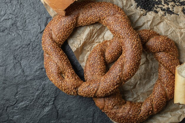 Bagels tressés ronds croquants turcs aux graines de sésame.