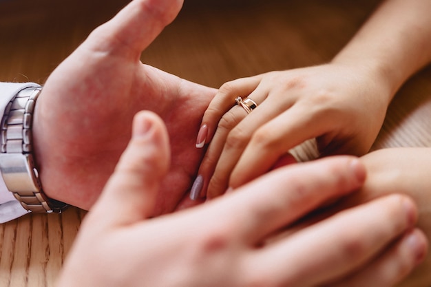 Photo gratuite bague de fiançailles avec une pierre sur la main de la douce épouse