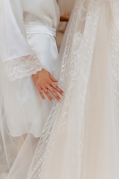 Bague de fiançailles avec une pierre sur la main douce mariée