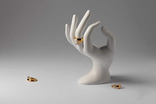 Une bague en or coûteuse avec un support pour la main humaine.