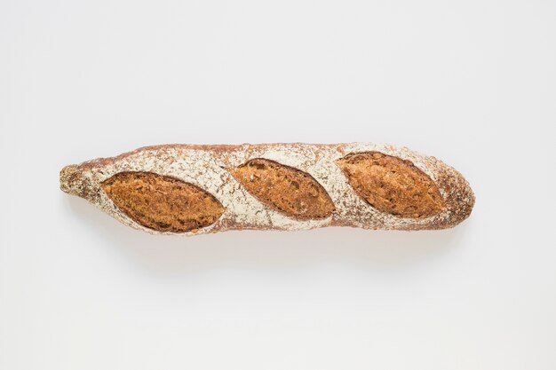 Baguette au four rustique entier sur fond blanc