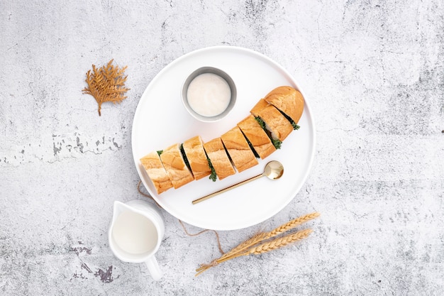 Photo gratuite baguette française farcie à la sauce à l'ail