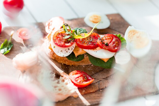 baguette et fromage sur bois