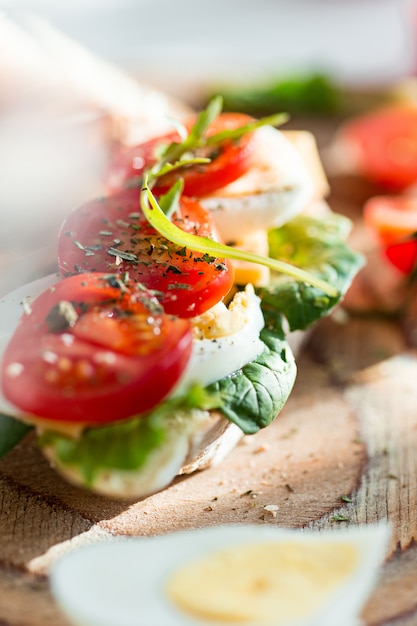 baguette et fromage sur table en bois