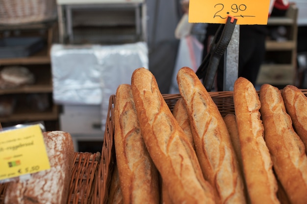 Baguettes au four dans le panier avec le prix