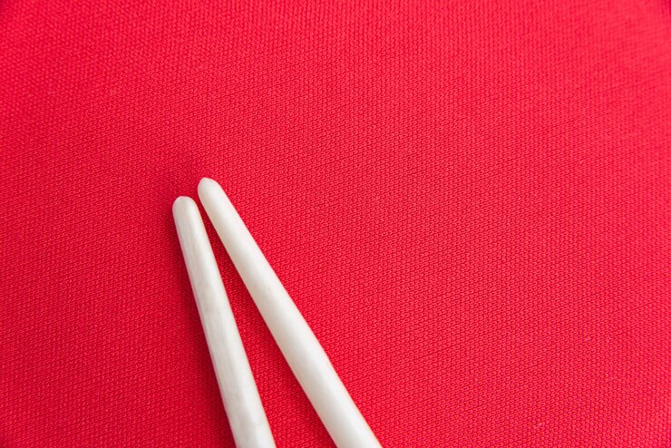 Photo gratuit baguettes blanches sur le tableau rouge