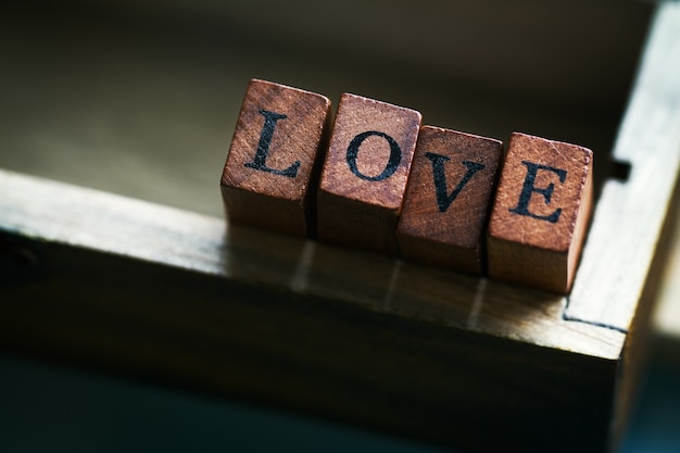 Baguettes en bois avec le mot &quot;amour&quot;