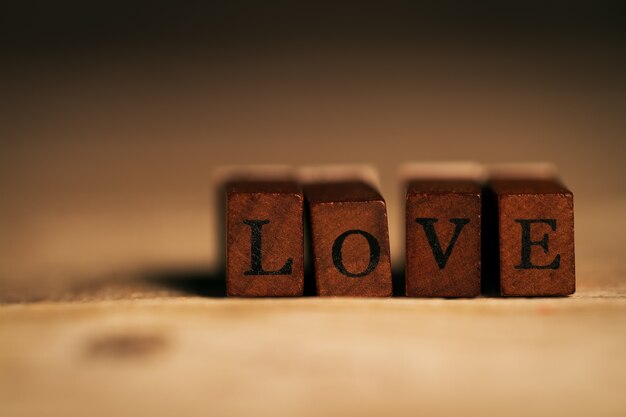 Baguettes en bois avec le mot &quot;amour&quot;