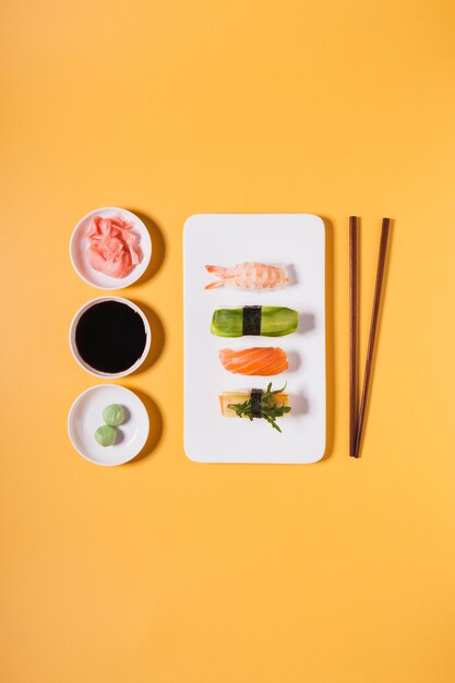 Baguettes et condiments près de sushi assortis