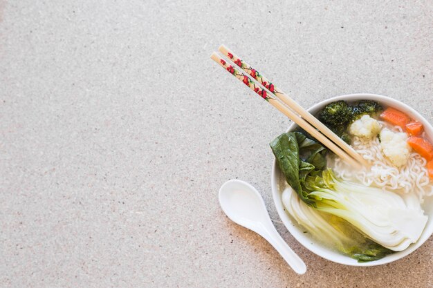 Baguettes dans la soupe asiatique