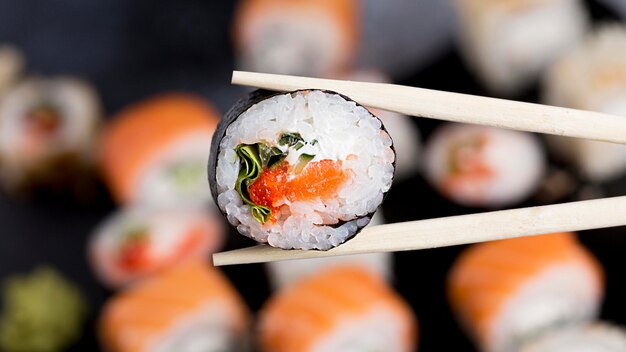 Baguettes de gros plan avec rouleau de sushi