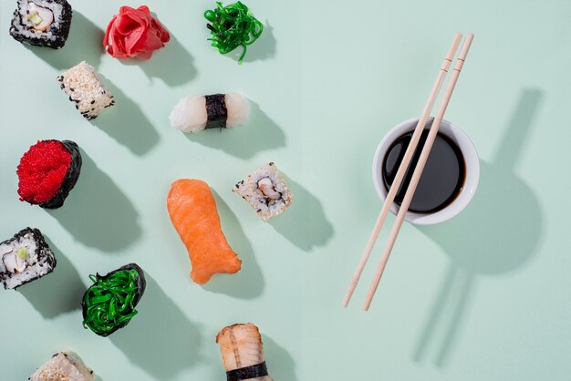 Baguettes à plat et rouleaux de sushi pour la journée du sushi