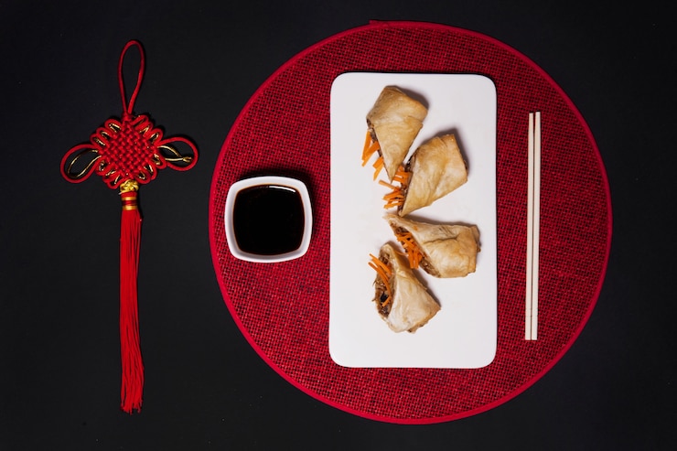 Photo gratuit baguettes et sauce soja près des rouleaux coupés