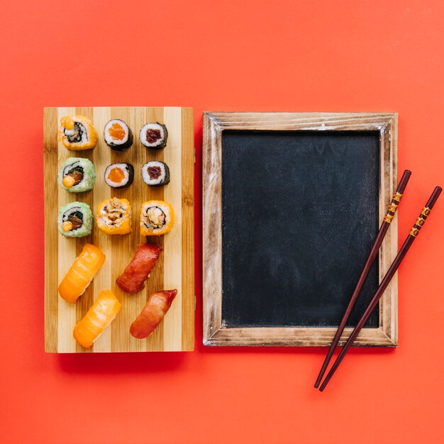 Baguettes sur le tableau noir près de sushi