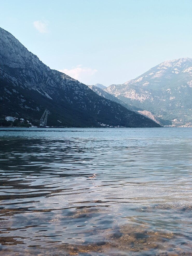 Photo gratuit baie de kotor et montagnes au monténégro