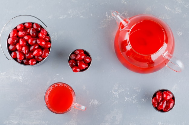 Baies de cornouiller dans des mini seaux avec boisson sur plâtre