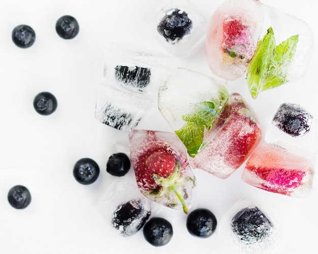 Photo gratuite baies dans la glace sur une surface blanche