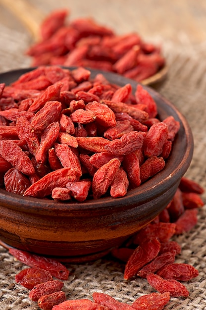 Photo gratuite baies de goji séchées rouges dans une cuillère en bois