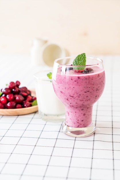 baies mélangées aux smoothies de yogourt