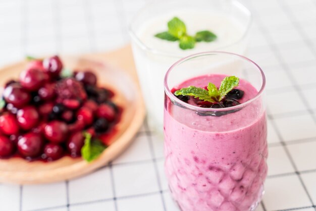 baies mélangées aux smoothies de yogourt