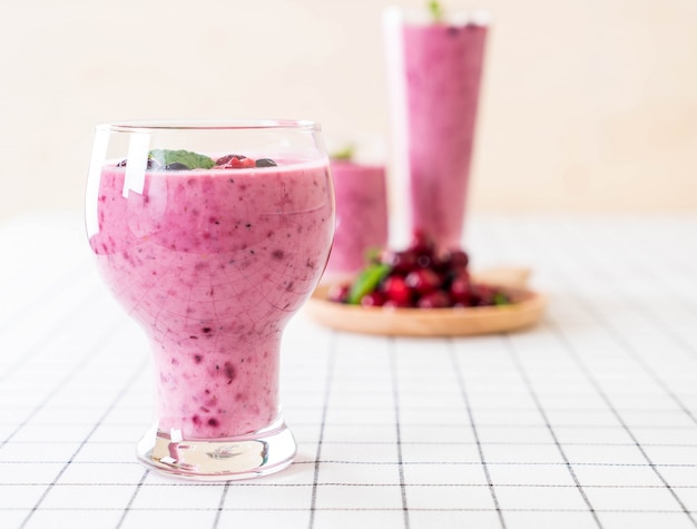 baies mélangées aux smoothies de yogourt