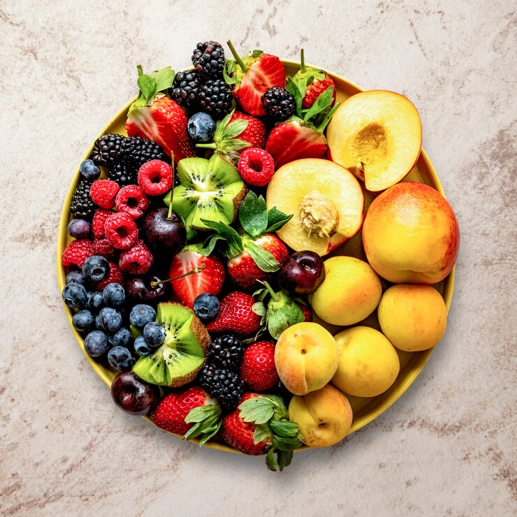 Photo gratuit baies mélangées à plat avec des pêches et des kiwis photographie alimentaire