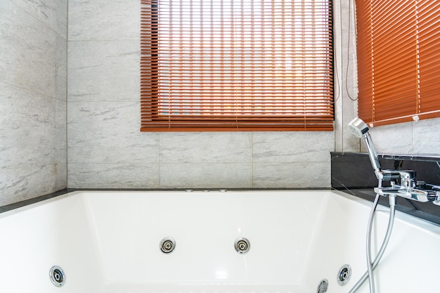 Photo gratuite baignoire blanche et décoration intérieure de salle de bain