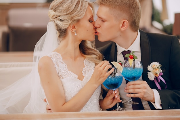 baisers nouveaux mariés et boire un cocktail