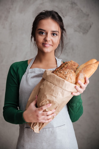 Baker Dame Heureuse Debout Et Tenant Du Pain.