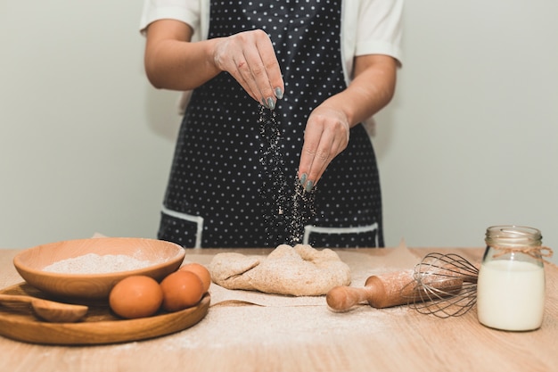 Photo gratuite baker faire de la pâte pour du pain